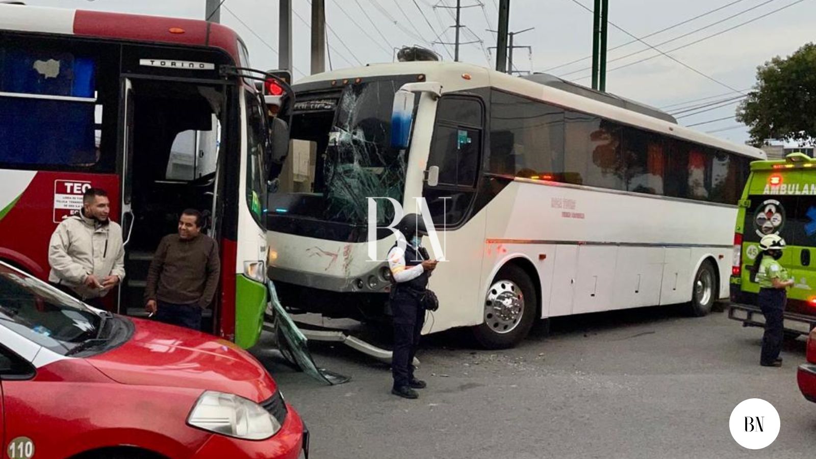Chocan autobuses  en Pino Suárez